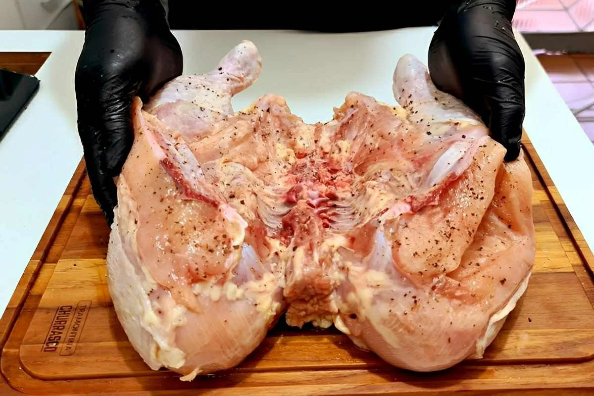 Frango assado douradinho e saboroso preparado de um jeito qu