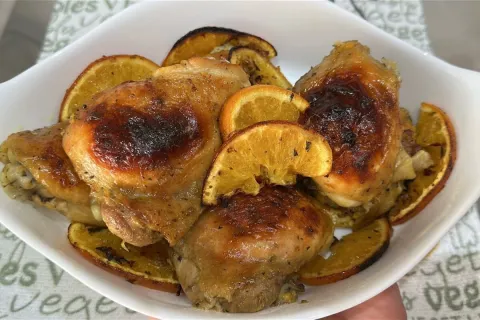 Frango assado na laranja feito no forno suculento, douradinh