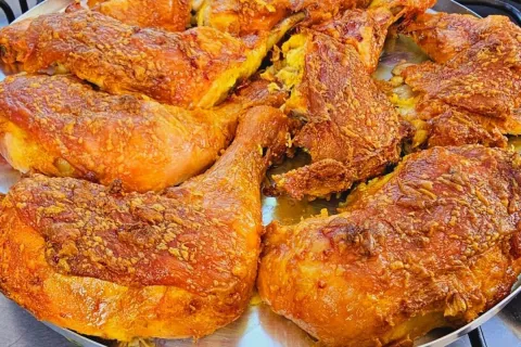 Frango assado na maionese: fica suculento por dentro e com c