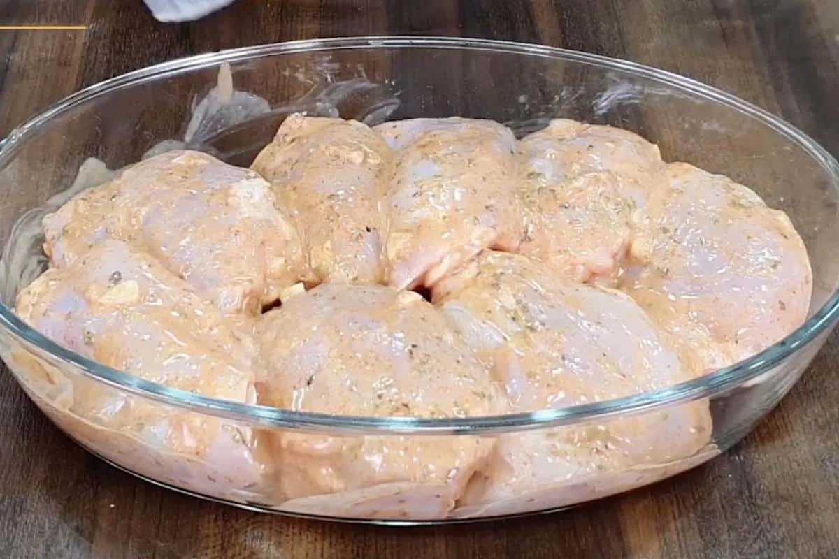 Frango assado na maionese muito fácil de fazer fica molhadin
