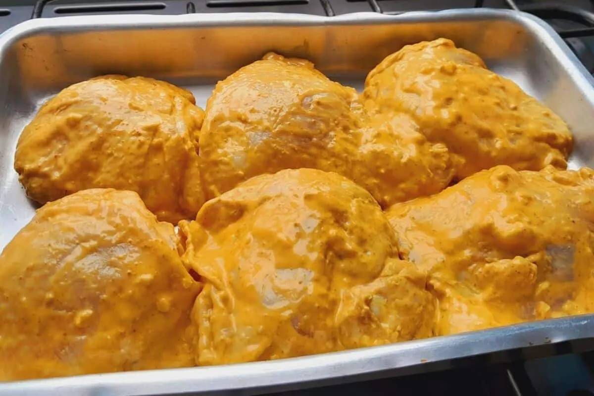 Frango assado na maionese para garantir uma carne macia e mu