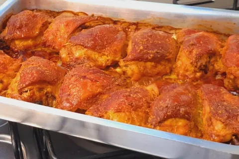 Frango assado na maionese que viralizou na internet, de tão 