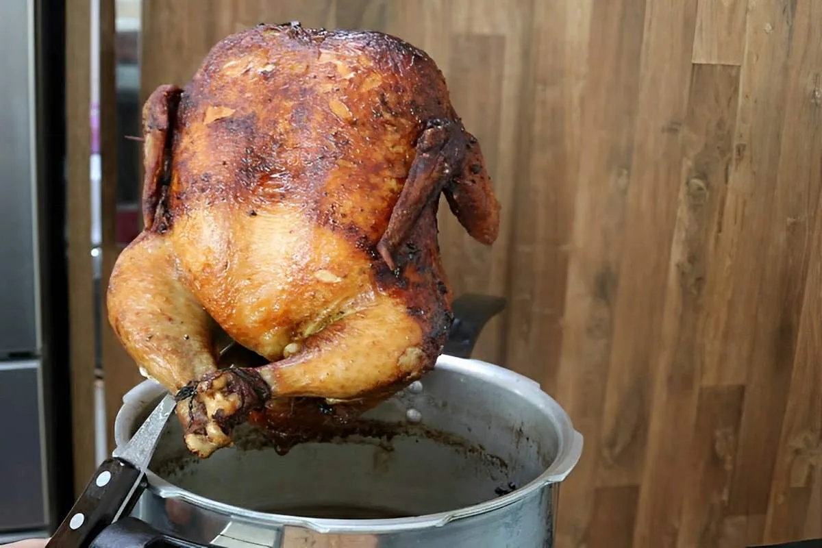 Frango assado na panela de pressão douradinho saboroso e fác