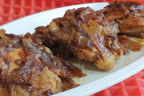 Frango assado na panela que fica muito saboroso e suculento 
