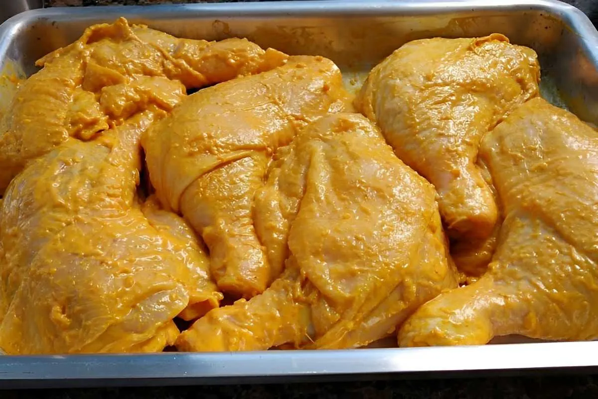 Frango assado no forno suculento e com um tempero secreto qu
