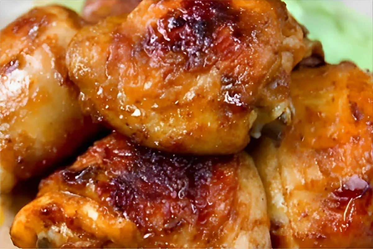 Frango assado suculento e douradinho usando ingredientes que