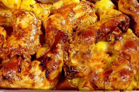 Frango com batata assado no forno fica todo molhadinho e suc