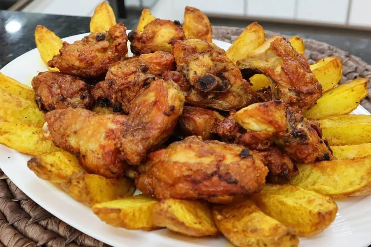 Frango com batata feito na panela para preparar um almoço fá
