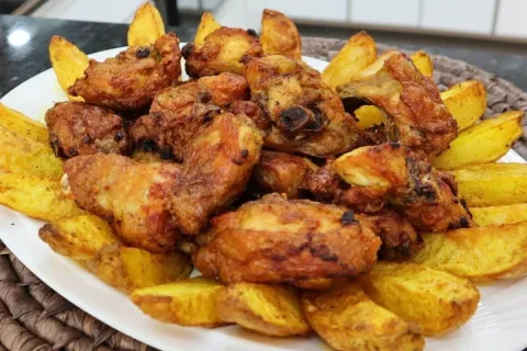 Frango com batata feito na panela para preparar um almoço fá