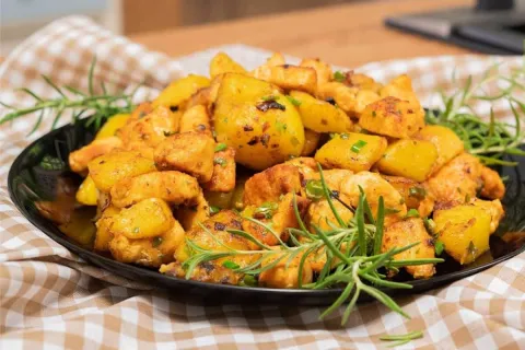 Frango com batata super suculento feito com um segredo espec