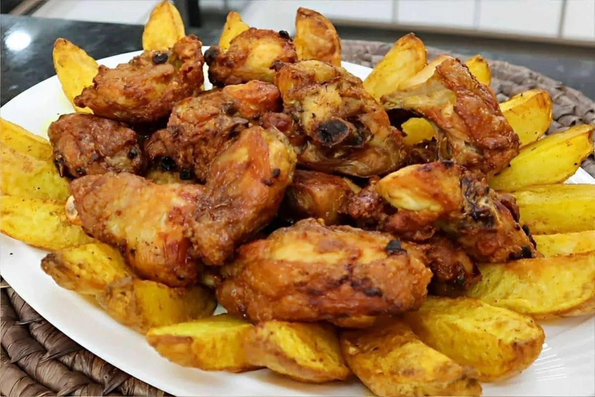 Frango com batatas na airfryer fica bem sequinho e suculento