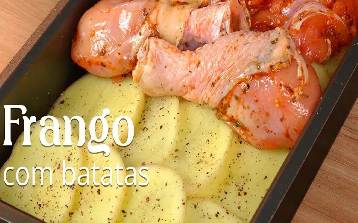 Frango com batatas no forno: veja como deixar crocante por f