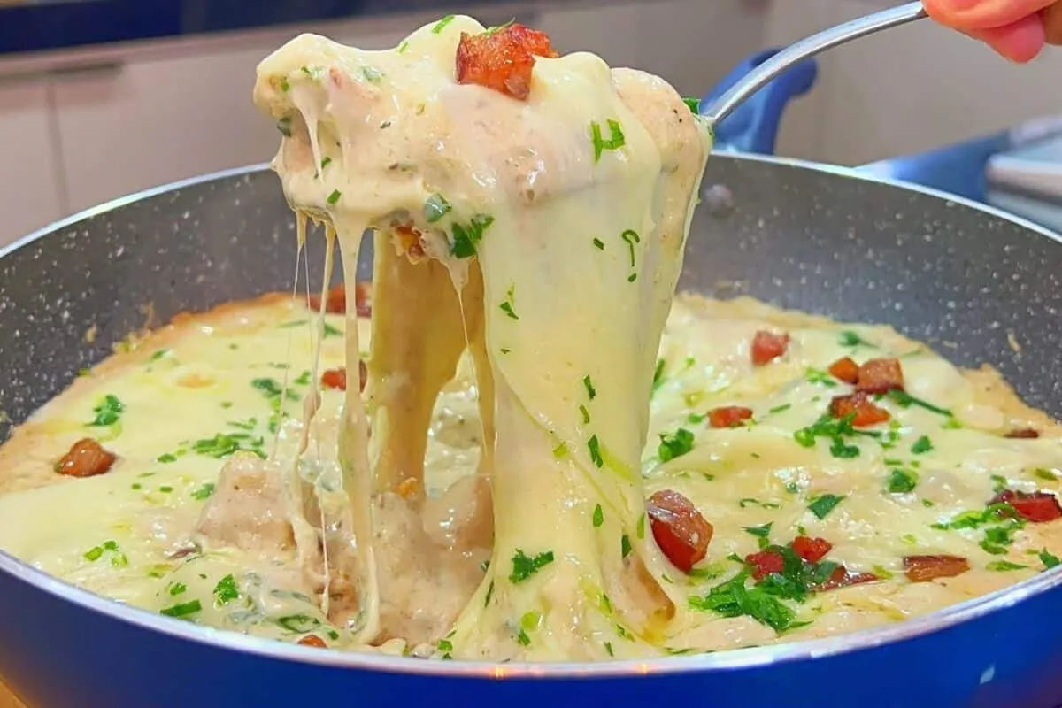 Frango com creme de bacon e muito queijo derretido, para pre