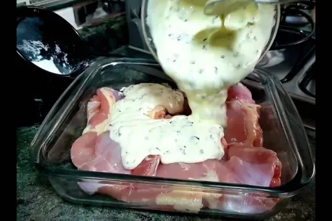 Frango com creme de cebola de forno super cremoso e fácil de