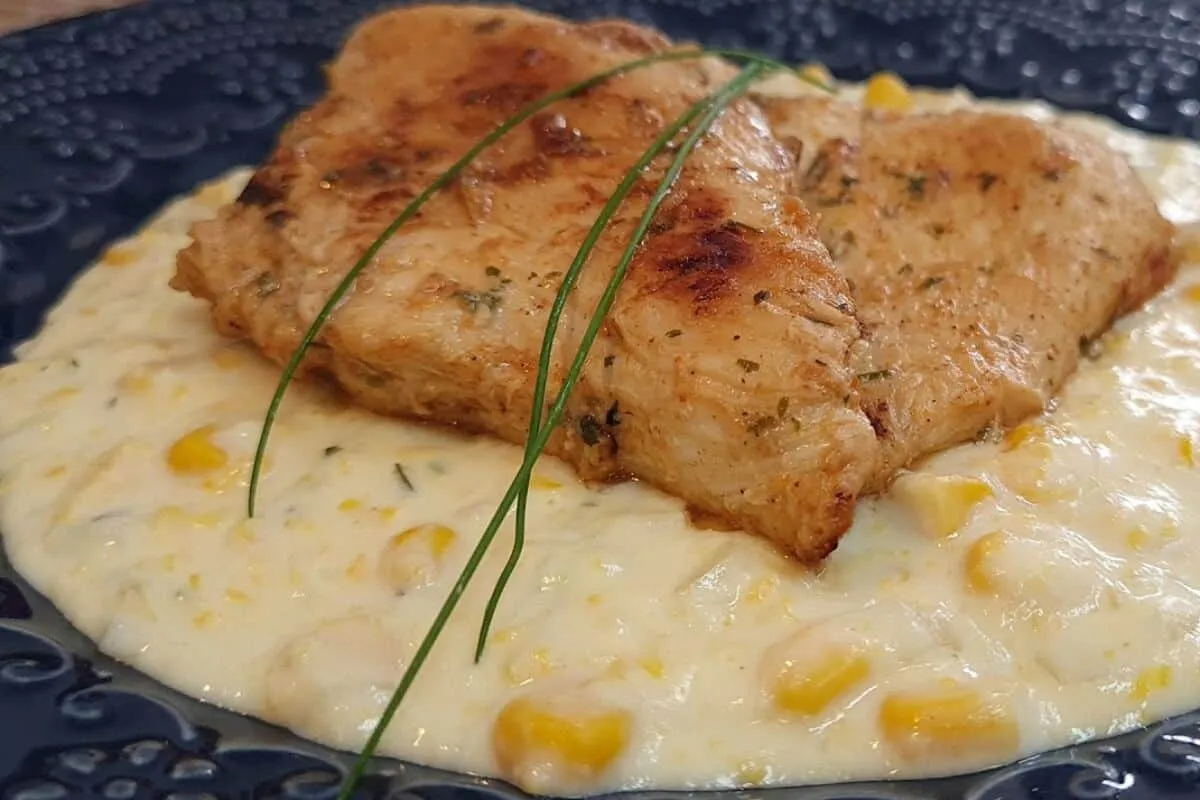 Frango com creme de milho super fácil: cremoso e cheio de sa