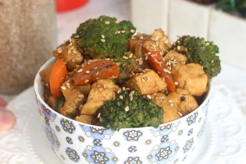 Frango com legumes: uma receita colorida, saudável e saboros