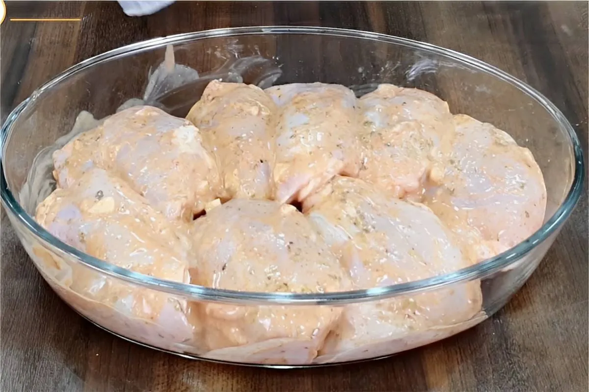 Frango com maionese fica uma delícia e é perfeito para qualq