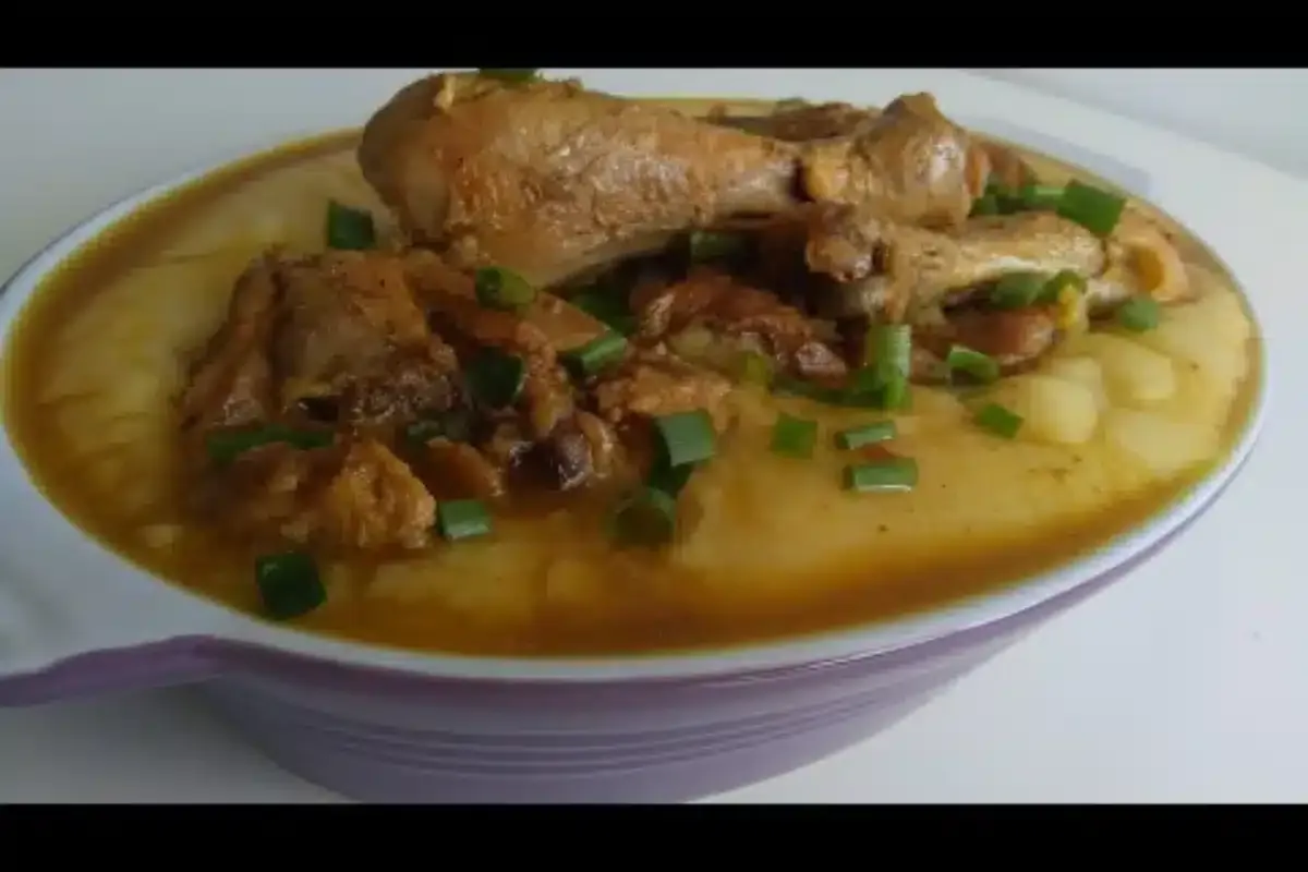 Frango com polenta mineira muito cremoso e bem temperado, um
