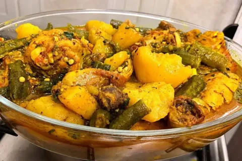 Frango com quiabo super suculento e muito bem temperado, fei