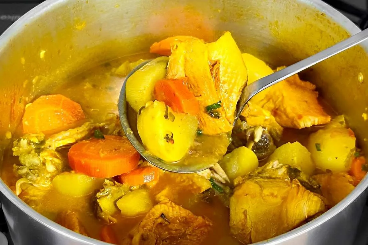 Frango cozido ao molho com legumes uma receita deliciosa e s