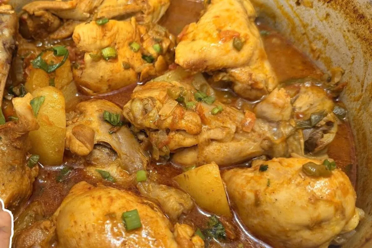 Frango cozido com batata bem temperado e suculento, para voc