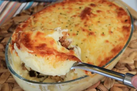 Frango cremoso gratinado na travessa com purê de batatas e m