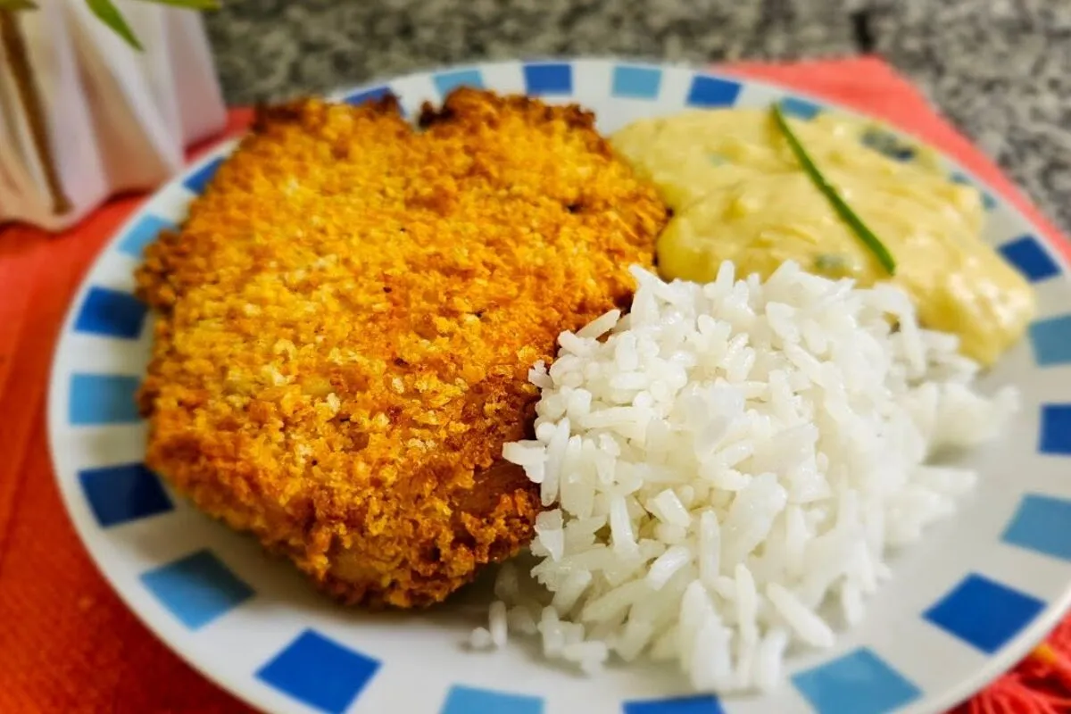 Frango empanado sem fritura: super crocante, fácil e delicio