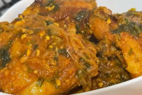 Frango ensopado com cebola caramelizada: molho suculento e c