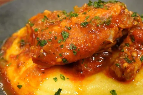 Frango ensopado com molho: aquele almoço muito saboroso com 