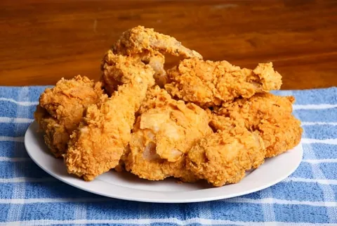 Frango frito americano daqueles que são vendidos em baldes b