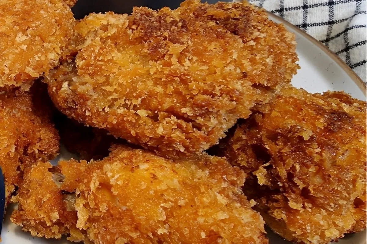 Frango frito crocante e saboroso empanado com farinha panko