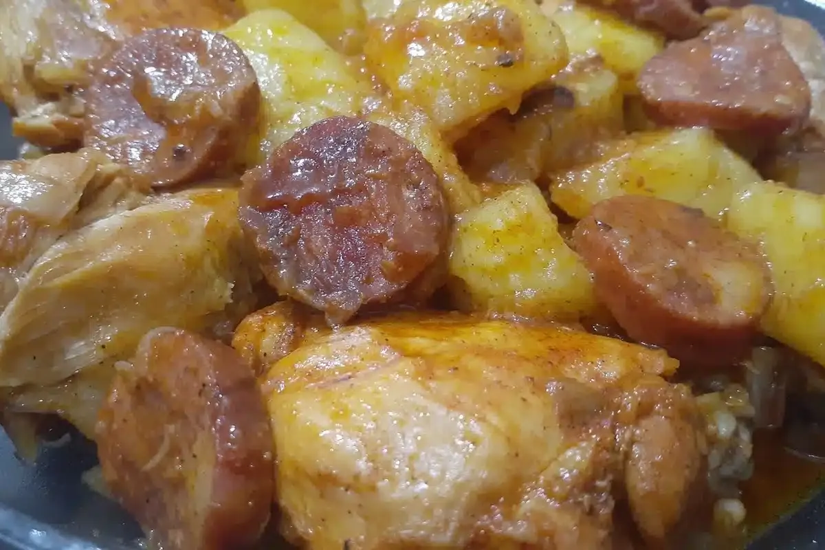 Frango na panela de pressão fica muito suculento e desmancha