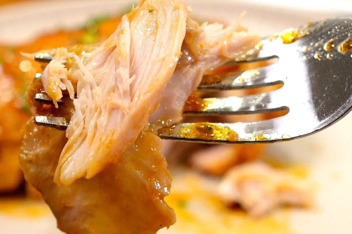 Frango na panela de pressão sem água: suculento e delicioso,