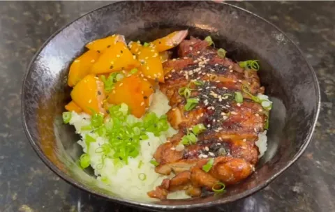 Frango Teriyaki: sobrecoxa desossada com molho japonês agrid