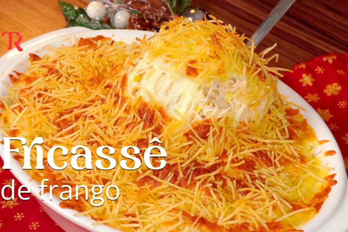 Fricassê de frango delicioso com queijo derretido e batata p