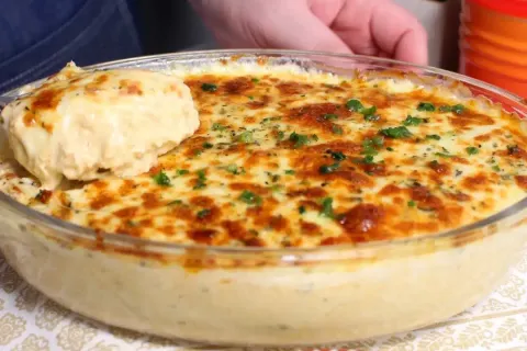 Fricassê de frango super cremoso, fácil de fazer e coberto c