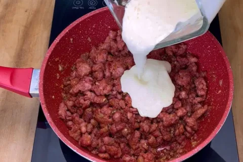 Fricassê de linguiça: sem ir ao forno, você faz o prato em a