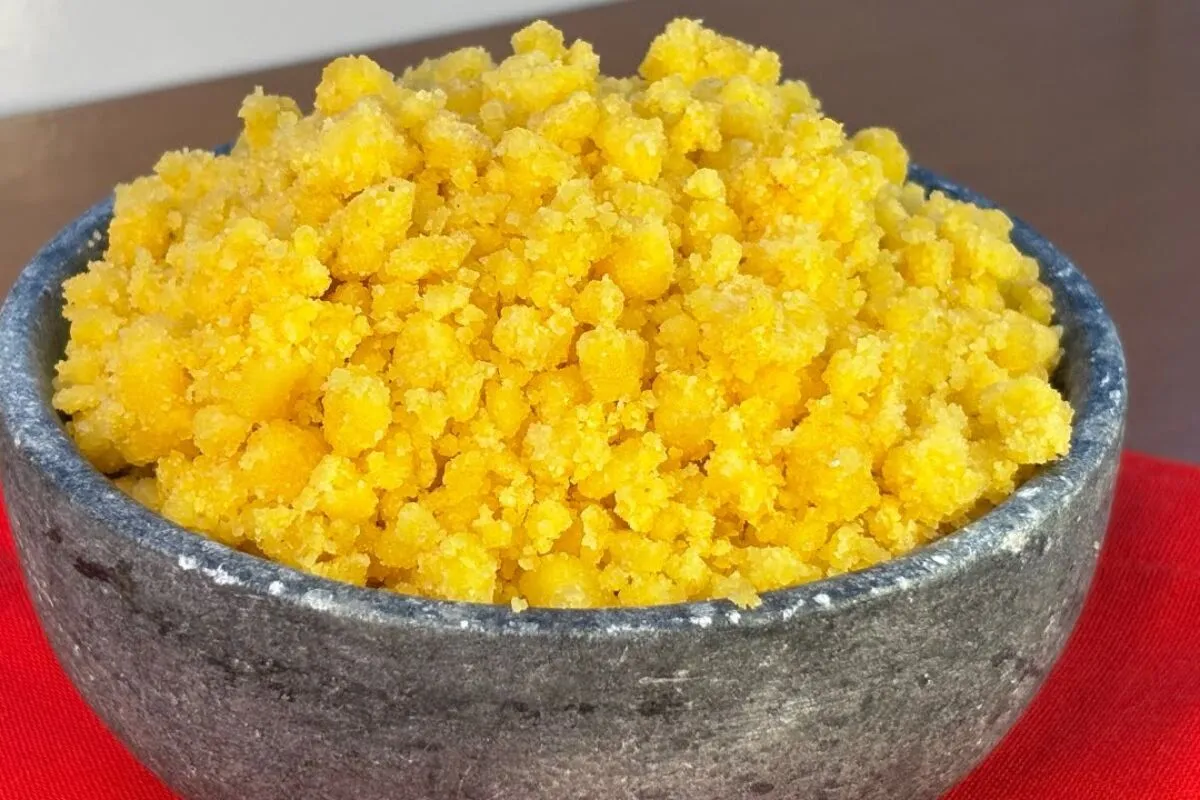 Fubá suado mineiro, que é um cuscuz tradicional, saboroso e