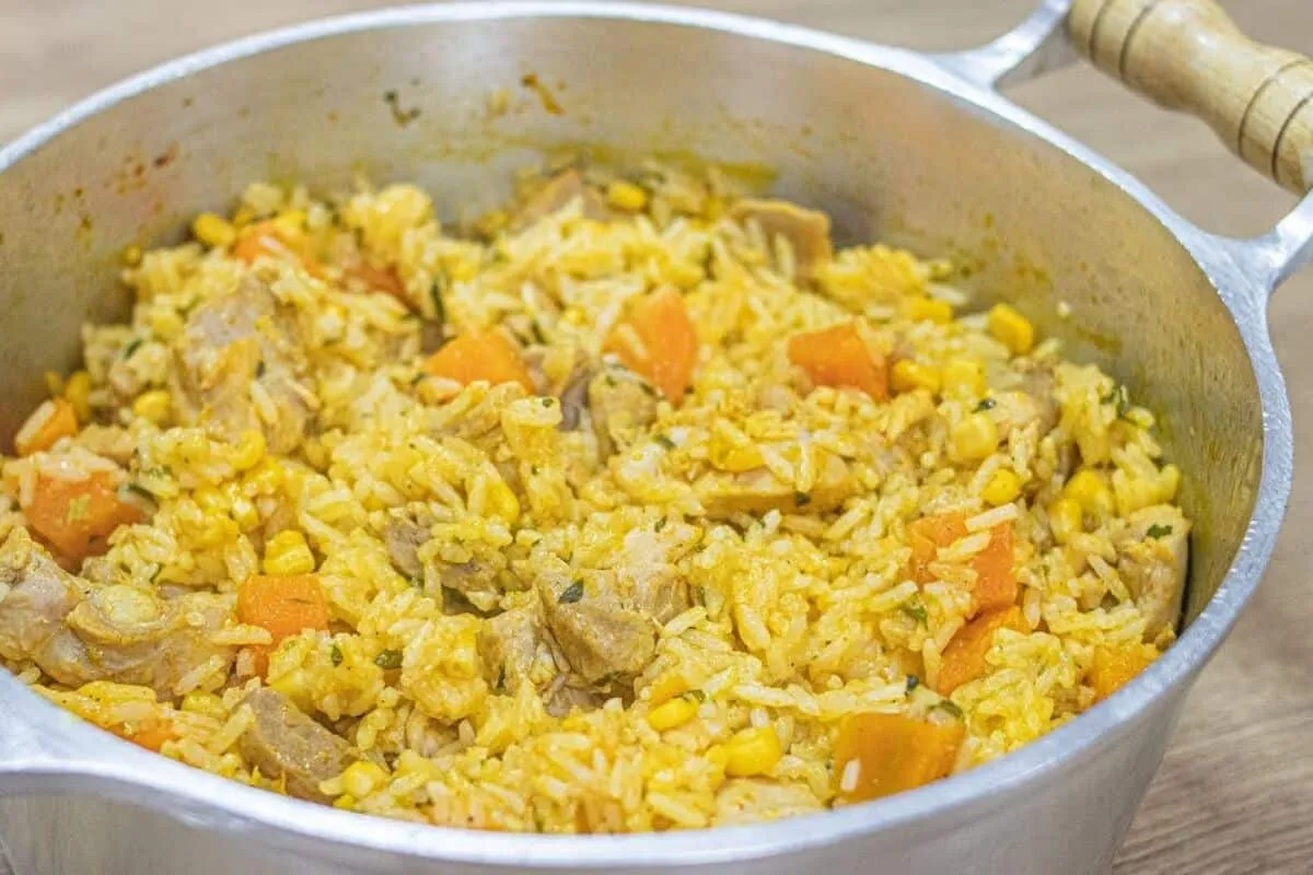 Galinhada completa com arroz e legumes feita numa panela só,