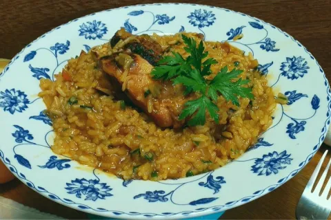 Galinhada tradicional: simples, fácil e saborosa, feita com 