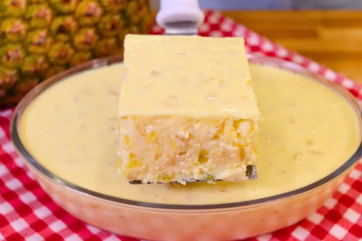 Geladão de abacaxi cremoso e refrescante: a mais pedida em t