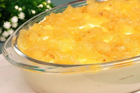 Geladão de abacaxi cremoso feito sem gelatina com facilidade