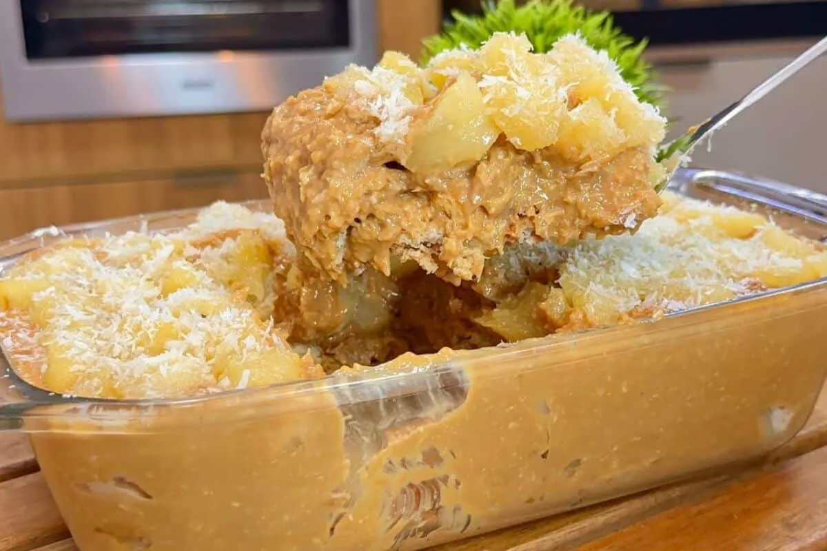 Gelado cremoso de abacaxi, uma sobremesa de travessa refresc