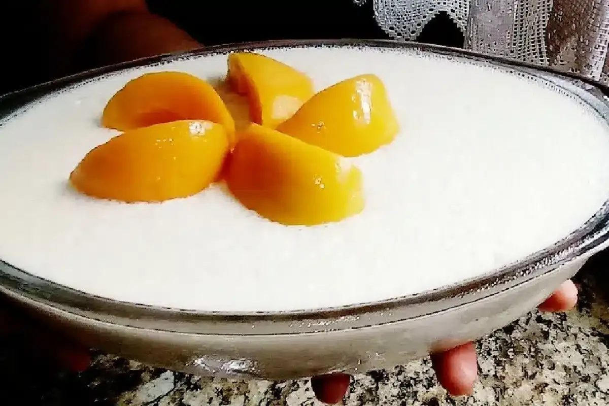 Gelado de pêssego cremoso e refrescante, combinando a leveza