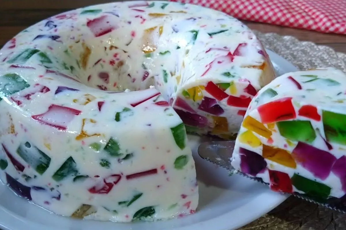 Gelatina colorida com creme especial, uma sobremesa linda qu
