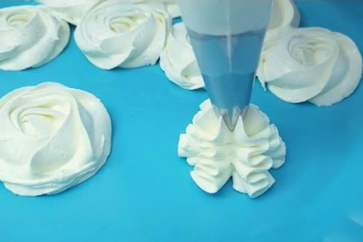 Glacê de leite ninho com apenas 4 ingredientes com consistên