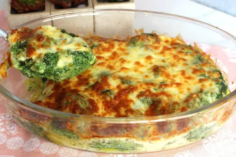 Gratinado de batata: opção cremosa com espinafre que vai tra