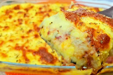 Gratinado de batatas com carne seca no forno delicioso e fác