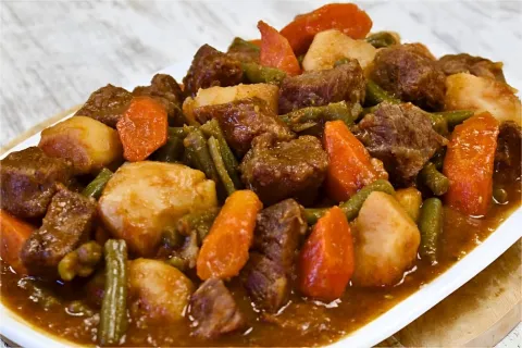 Guizado ou carne de panela com legumes simples fácil e sabor