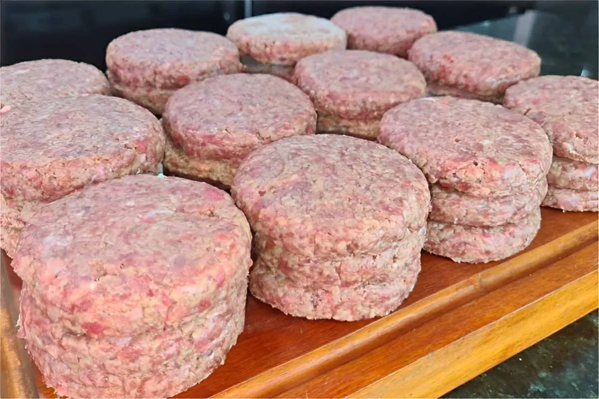 Hambúrguer artesanal caseiro suculento e delicioso feito com